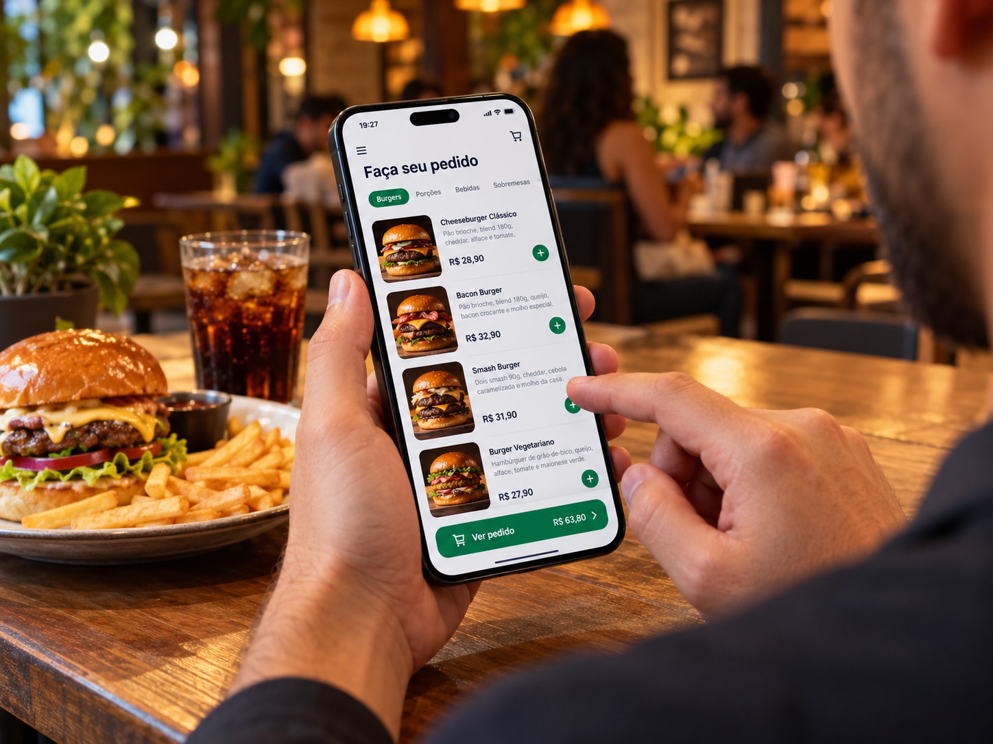 Cena ilustrativa de cliente fazendo um pedido pelo celular em uma hamburgueria.